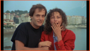 برشی از فیلم The Green Ray (1986) | زن و مرد در ساحل کنار هم نشسته‌اند؛ زن اشعه‌ی سبز را می‌بیند و وجد در چهره‌ی هردو دیده می‌شود.